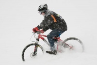 雪地赛车迎新年 倡导绿色出行健体强身生活方式