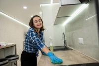 定期整理和清洁居住环境，培养良好的生活习惯，有益于身心健康