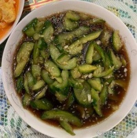 健康生活添点酸：吃醋的五大好处与简易醋拌黄瓜食谱
