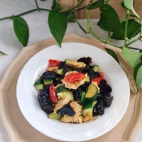 少盐饮食 轻松生活 缤纷炒黄瓜这样做，营养又美味