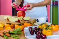 健康养生：如何在节日和庆祝活动中选择更健康的饮食和生活方式？