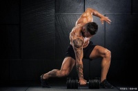 健康生活：坚持每周至少两次力量训练，增强肌肉！