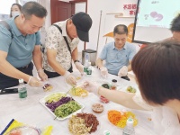 如何DIY“健康彩虹餐”？营养讲师手把手教老兵制作春卷