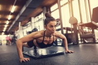 健康生活：如何在健身房中避免受伤或意外情况的发生