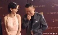 岳云鹏被粉丝调侃你瘦了，岳云鹏指了指自己，佟丽娅笑得合不拢嘴