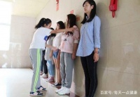 每天“靠墙站立”10分钟，一个月后，身体悄悄发生3大“变化”！
