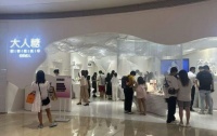 社会的进步，女性的解放，该店开业引来众多顾客围观！