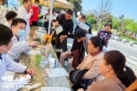 县卫生健康委开展“传承中医药文化，共享健康生活”赏花旅游季中医药文化宣传活动