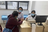 鹤鸣：步入45至55岁的女性正处于人生的关键时期，需重点修炼四项技能以抵御潜在的健康风险。
一、中年女性面临的挑战与机遇
步入45至55岁的女性，面临着生理及心理上的双重挑战。透过李阿姨的亲身经历，我们得以窥见这段时期女性所承受的艰辛。李阿姨在更年期期间，经历了诸多不适，如烦躁、易怒、失眠等，这些症状给她的生活带来了极大困扰。据相关研究表明，超过80%的女性在更年期都曾遭遇过类似困扰。这些生理和心...