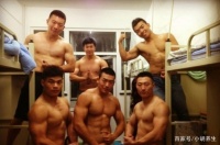 学生党如何健身？在校期间这么安排，照样练出一身肌肉！