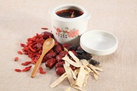 用黄芪当归红枣枸杞茶调养健康的生活方式