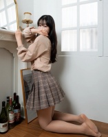 JK小短裙搭配肉色超薄裤袜，展现出青春活力与优雅气质