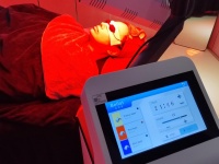 揭秘“骗老年人的红蓝光”现象：如何识破伪科学，保护家人健康