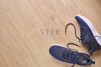 跑鞋跑鞋理念健康生活服装，运动和饮食。俯视图，文本空间。运动员的集合。平躺构成，男女健康。图片