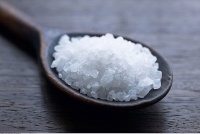 用粗鹽包熱敷肚臍治早泄