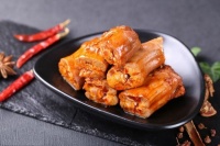 如何选择一款既能满足口感又能养生的零食？绝味鸭脖告诉你答案！