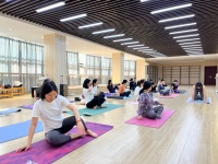 瑜伽塑形展风采，健康生活新风尚