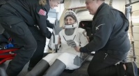59歲NASA女宇航員被抬出艙，暫失行走能力，滯留太空九個(gè)月卻無(wú)加班費(fèi)