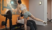 男子請私教協(xié)助健身，獨(dú)特鍛煉方式讓人羨慕：月薪多少才能請得起