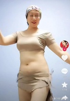女子狂跳“肚皮舞”，动作不雅，网友怒怼：你爹妈看到会咋想？