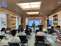 心理健康、绘画书法、摄影摄像……这间老旧车棚变身的“时代书吧”现在成了青年夜校