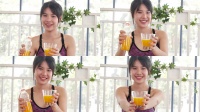 妇女双手捧着冰凉的橙汁新鲜水果清凉饮用亚洲女性笑笑看着镜头健康护理家庭健身生活方式美丽的女性从鸡尾酒瓶中倒橙汁高清视频素材下载
