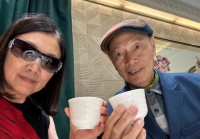 汪明荃慶祝結(jié)婚15周年，78歲羅家英玩起浪漫來，不比年輕人差