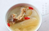 俞瑾工作室：#健康明星計(jì)劃#今天給大家介紹一款美容養(yǎng)顏、潤腸通便的排毒藥膳，能帶走肝臟、腸道中的有毒物質(zhì)，經(jīng)常便秘、有小肚子，腸胃功能差的人群可以試試喔。

【雙竹清潤湯】
【制作材料】竹筍1根，竹蓀6根，鮮香菇4朵，枸杞10克，嫩姜1小塊，豆苗20克，鹽、香油各適量。
【制作方法】竹蓀泡水，洗凈，切成3段；竹筍煮熟，切成薄片；香菇切片；姜片備用；起鍋前淋入香油，即可盛入碗中食用。

【美容功效】...