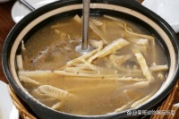 竹筍老鴨湯，源自中國南方的傳統(tǒng)滋補佳肴，口感鮮美，營養(yǎng)豐富