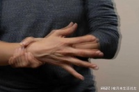 簡單易行的手部按摩方法助緩手抖