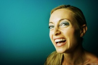 如何运用幽默和笑声来缓解紧张和压力，提升生活质量？