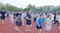 暑期操場(chǎng)變身“全民健身場(chǎng)”！從50人到500人的溫暖奇跡
