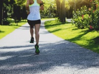 如何把身体活动融入到日常生活和工作中？