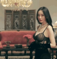 漫漫爆笑：杨幂的身材一直是公众关注的焦点，#看不腻杨幂# 特别是湖南卫视跨年晚会上表演现场，给观众带来惊喜#杨幂太妙了# 
杨幂作为中国知名的女演员，她的个人生活尤其是恋爱史一直受到媒体和公众的关注。

1. 与刘恺威的婚姻：杨幂与香港演员刘恺威在2011年拍摄电视剧《如意》时相识并相恋。两人于2014年1月8日在巴厘岛举行婚礼，同年6月1日，杨幂生下了女儿小糯米。然而，这段婚姻在2018年12月...