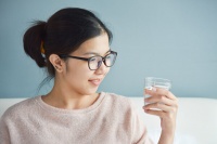 睡前喝水眼睛會(huì)腫嗎