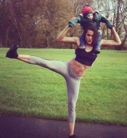 妈妈与孩子一起运动，享受健康生活