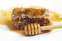 生活技巧蜂蜜可不可以放冰箱保存该如何保存蜂蜜比较新鲜呢