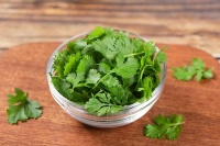 香菜立大功！醫(yī)生發(fā)現(xiàn)：常吃香菜的人，用不了多久，或有這些變化