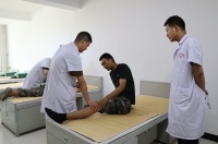 崆峒健康义诊进军营　书画剪纸润兵心