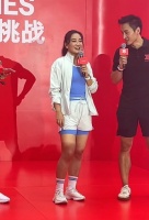 贾玲上海肌肉惊艳亮相，健身热潮暗藏焦虑陷阱引担忧