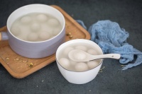 十个汤圆等于几碗饭？热量换算揭秘：元宵节这样吃不发胖