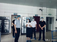 一米阳光：让学校办食堂，形式大于内容，让各个管理人员不堪重负，样样都要做好，不能有任何疏漏。
一是人员培训、上岗
1.食堂从业人员都要接受卫生部门健康检查，所有人员都要有效的健康证上岗，定期要进行身体健康检查。
2.食堂管理人员每天要对食堂从业人员进行晨检。
3.定期对管理人员和从业人员培训。
4.工作人员在加工、分发饭菜时统一穿戴规范的工作服、帽子和口罩。

二是食品采购和验收
1.对食材物品坚...