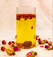 三分钟汽车：无论是在品茗中探讨学问，还是饮酒时吟诗作对，文玩茶酒都是士大夫乃至普通民众生活中不可或缺的部分。现在，我想介绍一款融合了健康与美味的佳酿——红枣枸杞玫瑰酒，它不仅是款饮品，更是传统中医养生理念的传承与创新。#头条文玩茶酒季#

红枣枸杞玫瑰酒的特别之处在于其独特的配方：红枣、枸杞与玫瑰三种主要成分。红枣是一种常见的滋补食品，含有丰富的维生素和矿物质；枸杞因其高营养价值被誉为“长寿果”；...