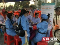 将关爱洒向佳宁娜广场 康雅医院举行主题义诊活动