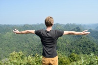 如何通过旅行丰富生活体验并促进健康？你的旅行计划是怎样的？