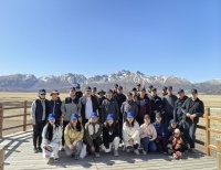 健康生活 快乐攀登——玛沁法院开展徒步登山活动