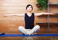 提升办公室生活质量：小瑜伽动作的奇妙益处与实用技巧