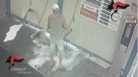 【意·社會(huì)】意男子在洗車店給狗洗澡，被指控虐待動(dòng)物