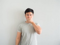 是什么原因?qū)е驴诔?？教?招，快速解決口臭的問題