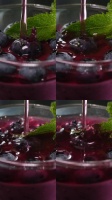 將制備好的藍(lán)莓果凍與明膠一起倒入一股細(xì)流，放入玻璃燒杯冷藏，使果凍成為有助于關(guān)節(jié)健康的甜點(diǎn)